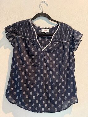 XiRENA Navy Blue Floral Ruffle Sleeve Top